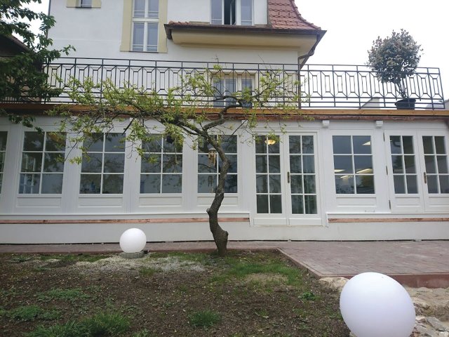 Dřevěná konstrukce zimní zahrady rodinného domu v pražském Radotíně.