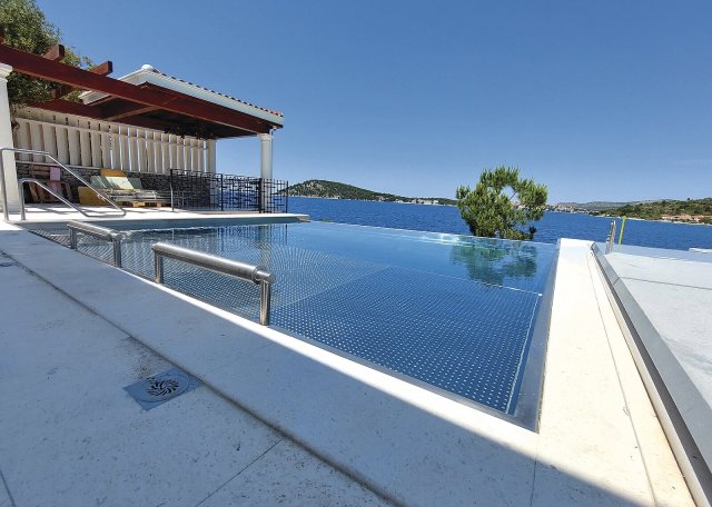 Privátní bazén situovaný ve francouzské Provence.