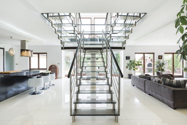 Nerezové zábradlí má elegantní design a vysokou variabilitu. Je vhodné i pro atypické tvary
schodiště. Zdroj: Photographee.eu