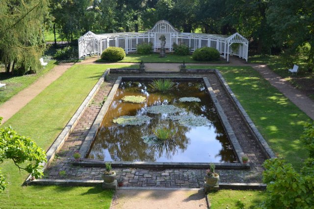 
Areál v dosti velké míře splňoval představy filmařů. Filmové prostranství zahrnovalo rozlehlou zahradu s okrasným bazénem a velkým dřevěným zahradním altánem. 