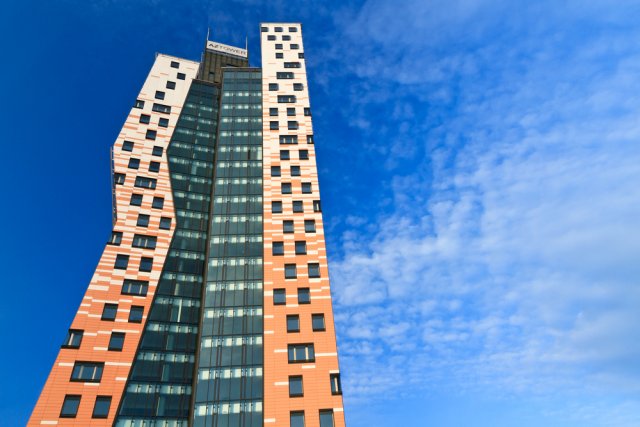 I u nás myslíme ekologicky: AZ Tower jímá teplo i chlad z podzemí a pomocí zvláštních pilotů ho vede do budovy. Fotovoltaické panely na jižním průčelí jímají sluneční záření. Zdroj: ZRyzner, Shutterstock 