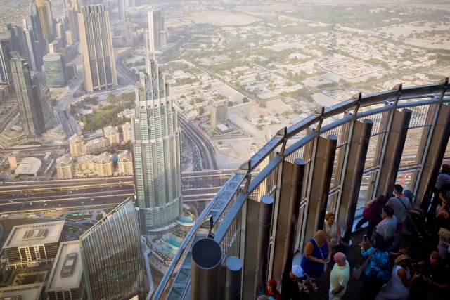 Vyhlídková plošina pojmenovaná At the Top se nachází ve 124. patře. Naskýtá se z ní pohled na velkou část města s jeho dalšími mrakodrapy. Zdroj: ardiwebs, Shutterstock