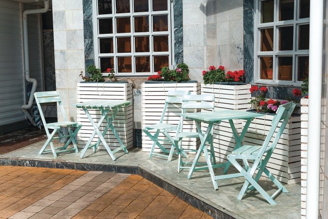 Léto volá po příjemném posezení na čerstvém vzduchu. Oživte nábytek i na terase či balkoně. Zdroj: Alena A