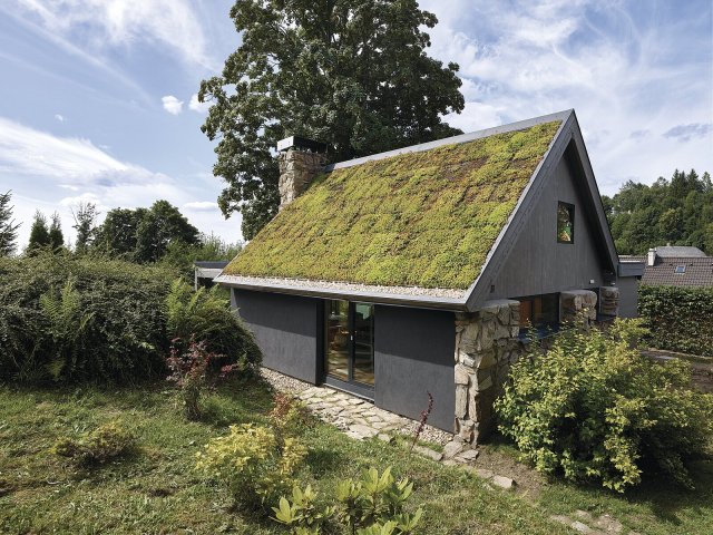 Mezi nejvýraznější nové prvky patří extenzivní zelená šikmá střecha osazená rozchodníky.