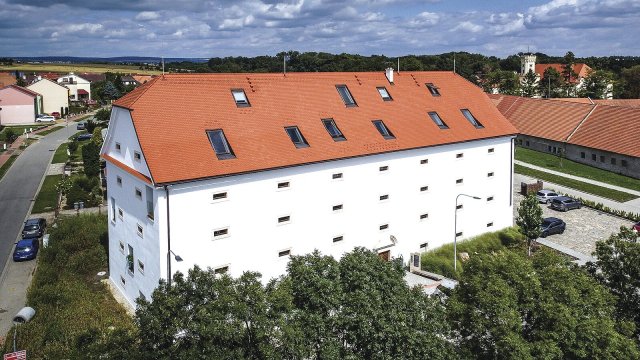 Střešní konstrukce byla zateplena a došlo k položení nové krytiny – bobrovky.