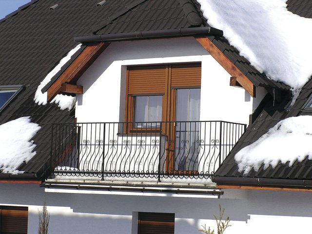 Pravidelné používání venkovních žaluzií nebo rolet rovněž pomáhá snižovat náklady na vytápění a chlazení domu.