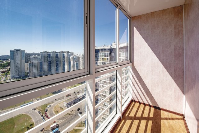U rámového řešení balkonového zasklení je každá z tabulí opatřena hliníkovým, plastovým nebo dřevěným rámem. Jeho výhodou je odolnost vůči
nepříznivému počasí a také lepší těsnění. Foto: Igor Rozhkov