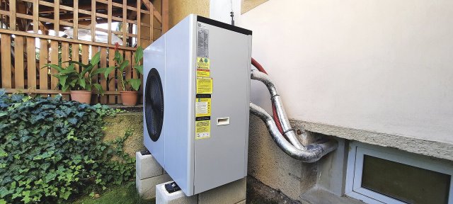 Tepelné čerpadlo VILATECH PW040-R13 v rodinném domě v Peruci na Lounsku nahradilo elektrický kotel. V provozu je rok a majitelé jsou s ním velmi spokojeni.