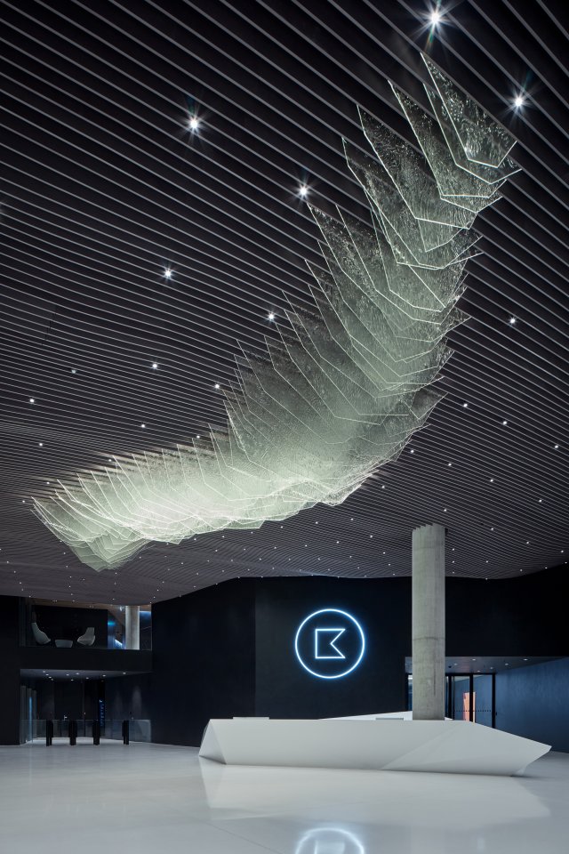 Jedním z umělecký děl umístěných v interiérech je i Ledovec z dílny společnosti Lasvit, jenž osvětluje vstupní lobby. Foto: BoysPlayNice