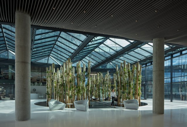 Celkem 76 speciálně upravených akátových kůlů „osídlených“ zelenými rostlinami dotváří svými tvary i rozlohou unikátní atmosféru vstupního lobby. Foto: BoysPlayNice