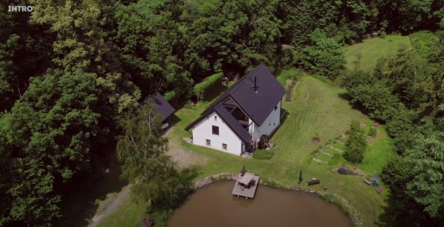 Parcely dvou sousedů v Popovičkách jsou navzájem odděleny zelení, která v průběhu roku mění svůj vzhled a okolí vkusně doplňuje. 