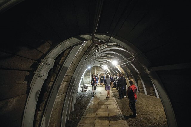 Když se začalo podzemí pevnosti zpřístupňovat veřejnosti, muselo dojít k odstranění zeminy a zabezpečení prostor důlní výztuží s pažením betonovými panely.