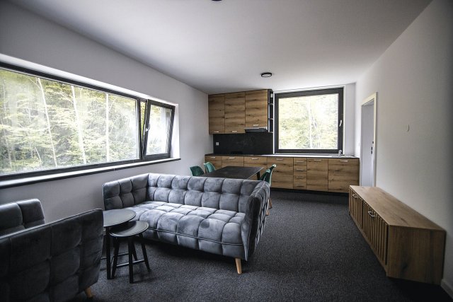 Projekt Rezidence Hrabovo nabízí na rozloze 40 000 m2 51 typizovaných moderních chaletů.