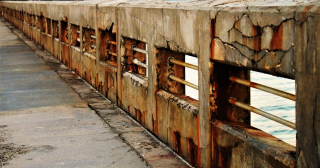 Příčinám předčasných demolicí betonových konstrukcí dominuje problém s korozí ocelové výztuže. Foto: Gregory Alan Eagle