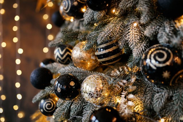 Černá není běžně spojována s Vánocemi, ale v kombinaci s elegantní stříbrnou bude vypadat sofistikovaně a slavnostně. Zdroj: JaneJJ
