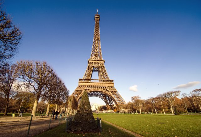 Celková hmotnost Eifellovy věže je 10 100 tun, samotná ocelová konstrukce váží 7300 tun. Foto: pisaphotography