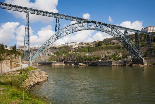 Jednoobloukový železniční most Ponte Maria Pia v portugalském Pontu. Foto: Artur Bogacki