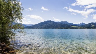 Jezero Tegernsee se svou křišťálovou vodu je v Bavorských Alpách velkým turistickým lákadlem.