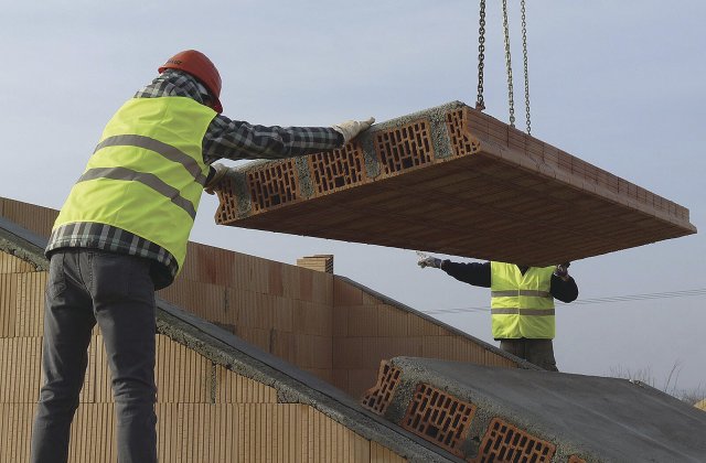 Keramobetonové panely se pokládají na štítové stěny, případně na vnitřní příčné stěny.