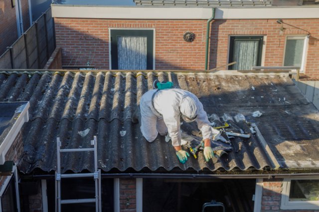 Pokud stavba obsahuje azbest, je nutno zajistit jeho odstranění odborníky. Foto: Logtnest