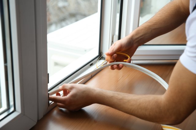 Kvalitní těsnění může teplotu v pokoji zvýšit až o 2 °C. Proti proudění studeného vzduchu pomohou také polštáře a silnější závěsy. Zdroj: Pixel-Shot