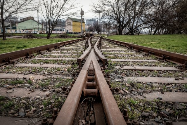 Stavby, které mají po svém dokončení zasahovat do prostoru ochranného pásma dráhy, musejí být schvalovány i drážním správním orgánem. Foto: Vova Shevchuk