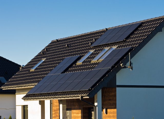S fotovoltaikou si domy mohou energii samy vyrábět a stát se soběstačnými. Foto: AHatmaker