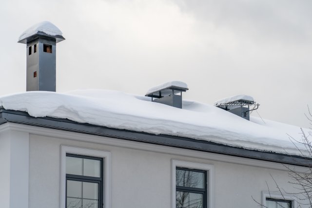 Sníh (téměř) nevyzařuje tepelné záření, čili neprochladá pod teplotu vzduchu. Za jasného dne bílá sněhová pokrývka střechy naopak odráží sluneční paprsky, které pak nemohou přispět jako tepelný zisk domu. Foto: sommthink