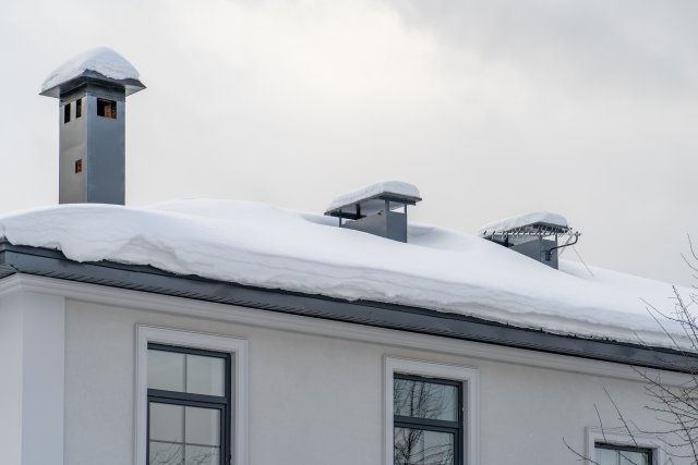 Sníh (téměř) nevyzařuje tepelné záření, čili neprochládá pod teplotu vzduchu. Za jasného dne bílá sněhová pokrývka střechy naopak odráží sluneční paprsky, které pak nemohou přispět jako tepelný zisk domu. Foto: sommthink