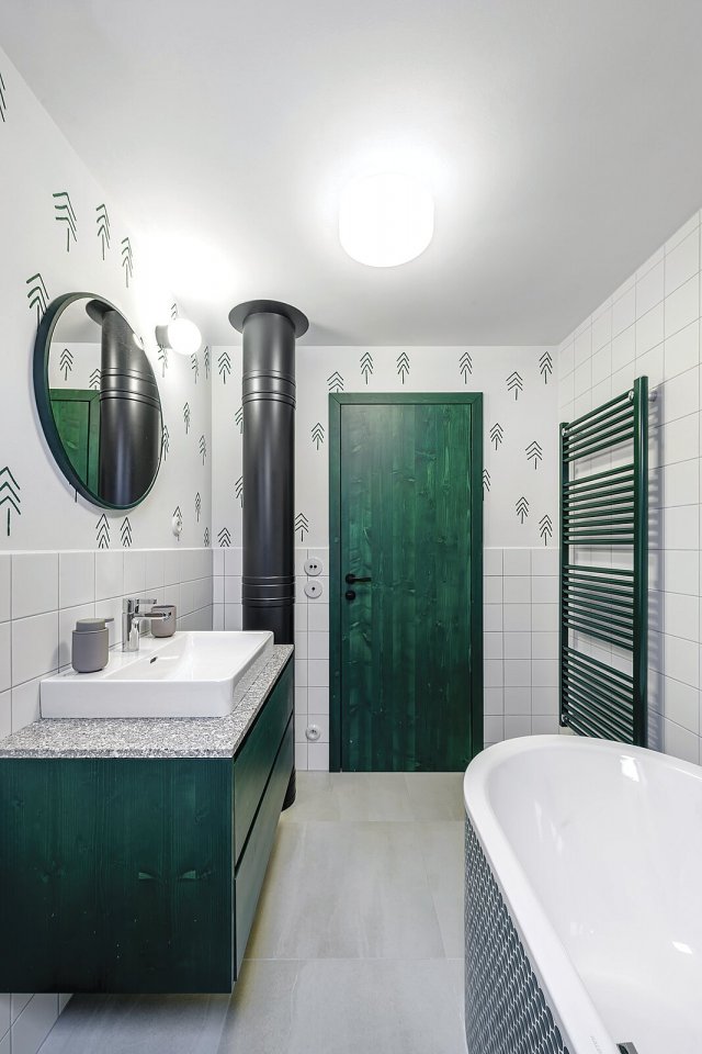Prostor koupelen obohacuje jemný vzor smrků na stěnách.