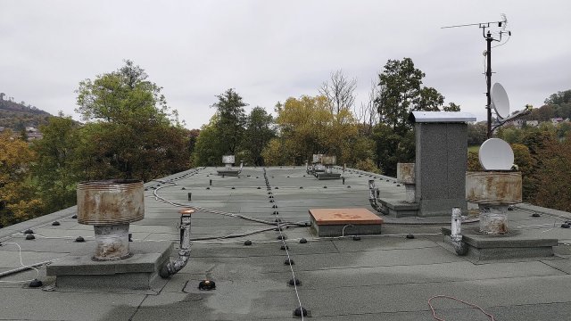 Na řadě domů stále nalezneme původní ventilátory či pasivní mřížky.