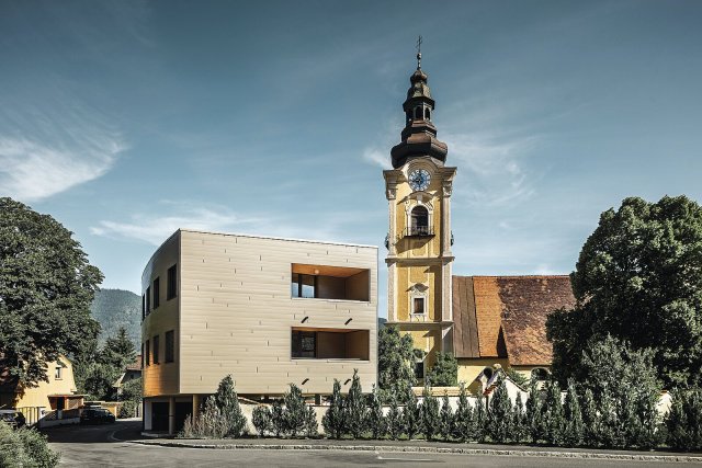 Studentská kolej Collegium Jacobinum má masivní dřevěnou konstrukci uloženou na
železobetonovém přízemním půdorysu.