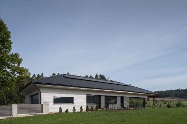 Při umísťování panelů na střechu je důležitá správná orientace a sklon a vyhýbání se zastíněným místům (Foto: Rodinný dům Putim, architekt Lukáš Pejsar)
