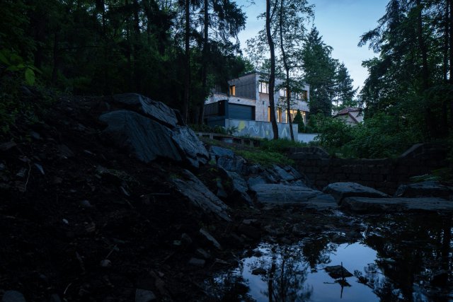 Úkolem architekta je zakomponovat panely do domu tak, aby nenarušovaly jeho vzhled a zároveň byly efektivně orientovány. Díky ploché střeše, kterou má dům Zbraslav (autor: Ing. arch. Lukáš Pejsar), nejsou panely na střeše téměř vidět.