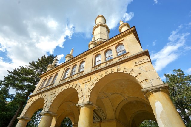 
Jeden z jeho ikonických návrhů, minaret, má podobu ořezané tužky, postavené špičkou nahoru. Zdroj: spacaj