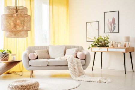 Vanilkově žlutou využívají designéři k doplnění pocitu tepla. Velmi oblíbené jsou zejména kombinace s dřevěnými dekory. (foto: Ground Picture, Shutterstock)