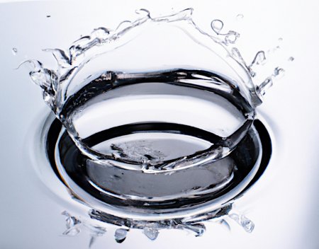 Voda (chem. značka H2O) je bezbarvá látka složená z molekul tvořených jedním kyslíkem a dvěma atomy vodíku. V přírodě se hojně vyskytuje plynném, kapalném a tuhém skupenství. Pro účely vytápění využíváne teplé vody v kapalné fázi.