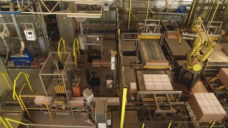 Výroba cihel je v Hevlíně II plně automatické. Vpravo robot na plnění cihel polystyrenovými kuličkami. (foto HELUZ)