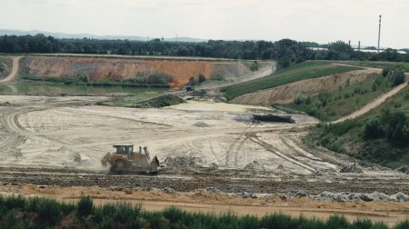 Při těžbě hlíny se využívá též těžká technika. Pozornému oku neunikne ani nákladní automobil TATRA v pozadí. (foto HELUZ)