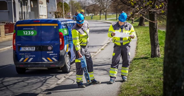 Přesné vytyčení plynovodů zajišťují technici GasNetu s pomocí detektoru přímo na stavbě.
