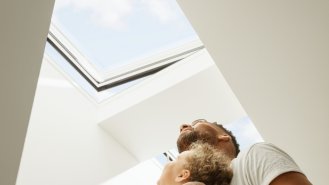 Světlíky VELUX se vyznačující bezrámovým zasklením.