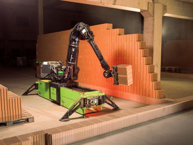 Zdicí robot od Wienerbergeru zvládne za hodinu postavit až 10 čtverečních metrů zdiva.