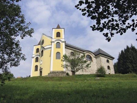 Řada turistů míří do blízkého Neratova, jehož dominantou je kostel Nanebevzetí Panny Marie s originální prosklenou střechou. Foto: Jik jik, Wimimedia, CC BY-SA 4.0