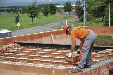 Obr. 2 – Polomontované stropy MIAKO jsou velice variabilní a lze je použít i při členitých a nepravidelných půdorysech.