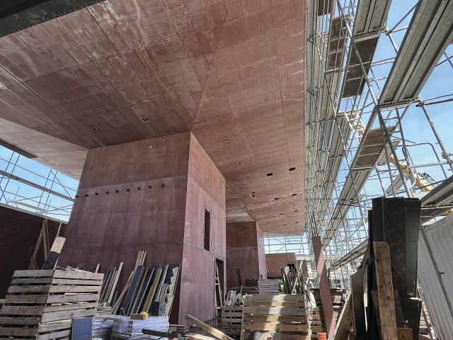 Na stavbu Centrální polytechnické dílny byl použit speciální probarvený beton, jehož receptura se vyvíjela v pardubické laboratoři Cemex. Foto: Cemex