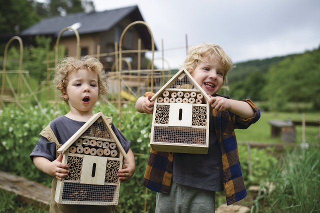 Můžete se svými dětmi vytvořit útočiště pro užitečný hmyz například v podobě hmyzího domečku. Foto: Ground Picture, Shutterstock