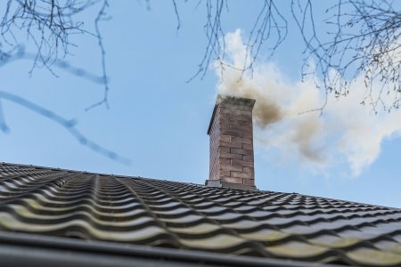 Topíte „správně“? Vašemu okolí to řekne váš komín. Viditelné spaliny (kouř) s barevným nádechem jsou znakem nedokonalého spalování. Zdroj: PhotoRK, Shutterstock