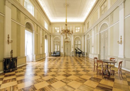 Velkolepá budova s majestátním schodištěm a bohatě zařízenými interiéry je od května opět otevřena široké veřejnosti.