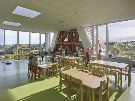 Dvě třídy se nacházejí v přízemí, dvě v patře. Interiéry jsou hodně barevné a kontrastní, aby se ve školce cítily dobře především děti.