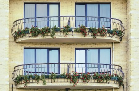 Součástí balkonů jsou často rostliny, nutné je zvážit, zda budou květináče připevněny na zábradlí nebo zda budou na podlaze. Foto: Sergej Razvodovskij, Shutterstock